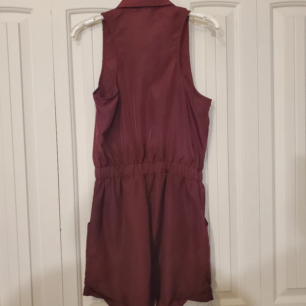 Collared button down romper.🍒 - Picture 9 of 10